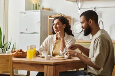 Sevecen bir çift, evde sevgi ve sıcaklığı kucaklayan keyifli bir kahvaltı deneyimini paylaşır..