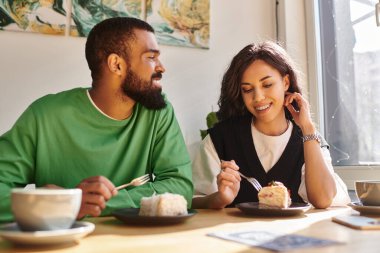 Büyüleyici bir kafede sıcak sohbetler ederken bir çift tatlı yer..