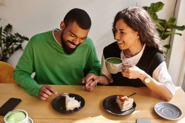 Afro-Amerikalı bir çift kahkahalarla kahkahalarla kahkahalarla kahkaha atar..