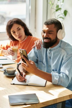 Afrikalı bir Amerikalı çift, canlı bir kafede yaratıcı bir serbest çalışmaya girişiyor..