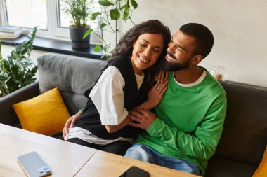 Bir çift yeşillik dolu bir kafede otururken birbirlerine eşlik etmekten zevk alırlar..