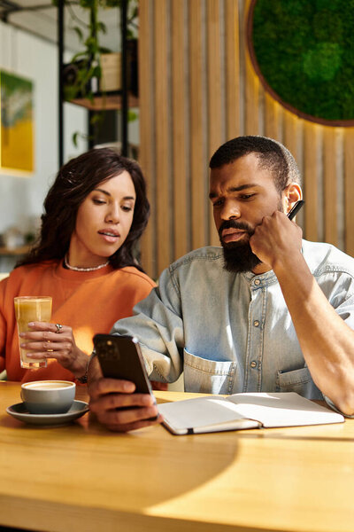 Афро-американская пара отдыхает в кафе, наслаждаясь напитками и беседами..