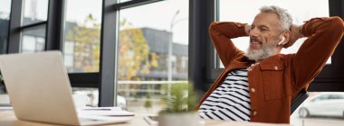 Yaşlı bir adam koltuğuna yaslanmış, ofisinden manzaranın keyfini çıkarırken müzik dinliyor..