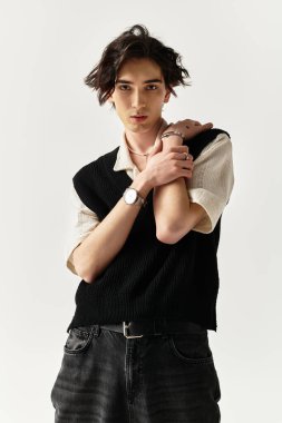 Yakışıklı genç bir adam modaya uygun bir kıyafetle, şık tarzını ön plana çıkarıyor..