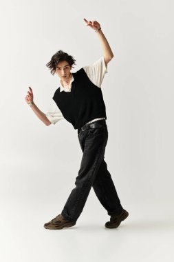 Yakışıklı genç bir adam kendine güvenerek şık bir kıyafet giyer, moda eğilimlerini somutlaştırır..