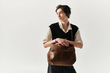 Yakışıklı genç bir adam şık bir kıyafet içinde, modern tarzın özünü yakalıyor..