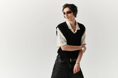 Yakışıklı genç bir adam modaya uygun bir şekilde poz veriyor. Sanatsal stüdyo alanına güven yayıyor..