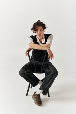 Yakışıklı genç adam, modaya uygun bir kıyafete güvenerek modern moda atmosferini yakalıyor..