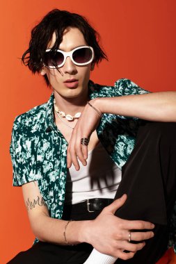 Genç adam kendine güveni olan, şık yaz kıyafetleriyle modern moda havası yayıyor..