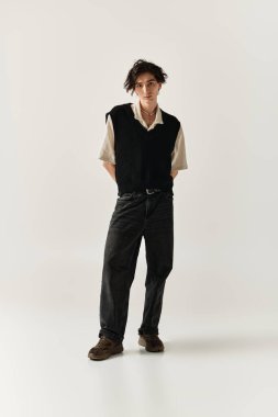 Yakışıklı bir genç, modaya uygun bir kıyafetle stüdyoda dikkat çekiyor..