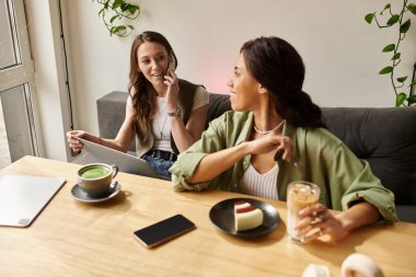 İki kadın bir kafede keyifli sohbetler yapar, tatlıların ve içkilerin tadını çıkarırlar..