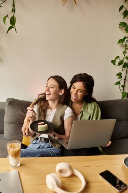 İki kadın birlikte oturup kahkahalarını ve tatlılarını içerken bir kafede eğleniyorlar..