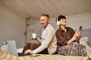 Mutlu bir çift evde kaliteli vakit geçirmekten zevk alır, en sevdiği aktivitelere girişir ve dinlenir..