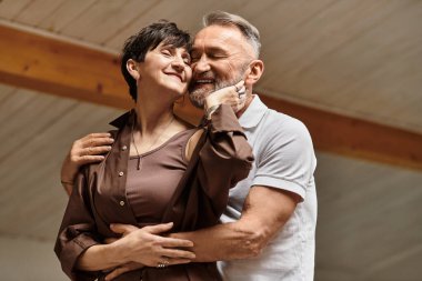 Neşeli orta yaşlı bir çift sıcak, davetkar evlerine sarılır, aşklarına değer verir..