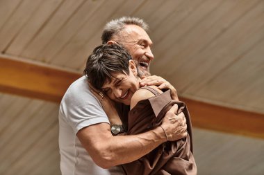 Gülümsemeler, evli bir çiftin evde birbirlerine eşlik etmesinden zevk almaları gibi yayılır..