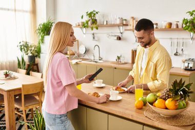 Bir çift sıcak bir sabahı paylaşır, kahvaltıyı ve evde birbirimize eşlik ederiz..
