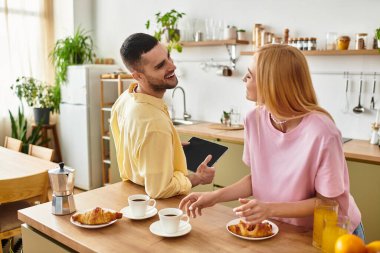 Sevgi dolu bir çift, mutfaklarında sıcak ve keyifli bir kahvaltı yapar..