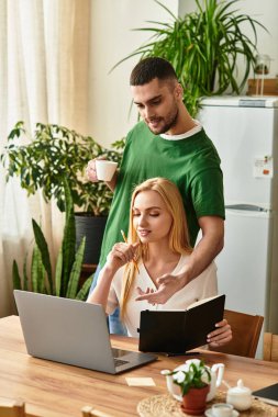 Bir çift dizüstü bilgisayar üzerinde çalışırken ve eğlenceli etkileşimleri paylaşırken birlikte kaliteli zaman geçirmekten zevk alır.