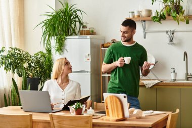 Neşeli bir çift evde hassas bir anı paylaşır, kahvelerini yudumlar ve birbirlerine eşlik ederler..