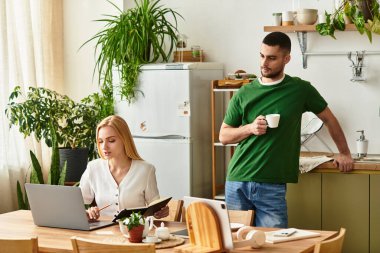 Sevgi dolu bir çift evde huzurlu bir öğleden sonra geçirir, iş ve rahatlığı dengeler..