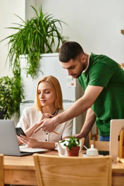 Çift, sıcak ve davetkar bir yuva ortamında bir projede işbirliği yaparak birlikte vakit geçirmekten hoşlanıyor..