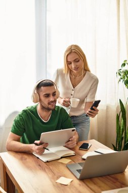 Sevgi dolu bir çift keyifli bir öğleden sonranın tadını çıkarır, en sevdiği aktivitelerle meşgul olurlar..