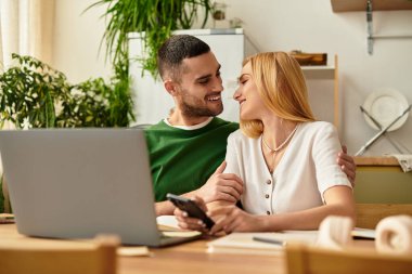 Mutlu bir çift evlerinde sıcak bir kucaklaşmayı ve neşeli bir sohbeti paylaşır..