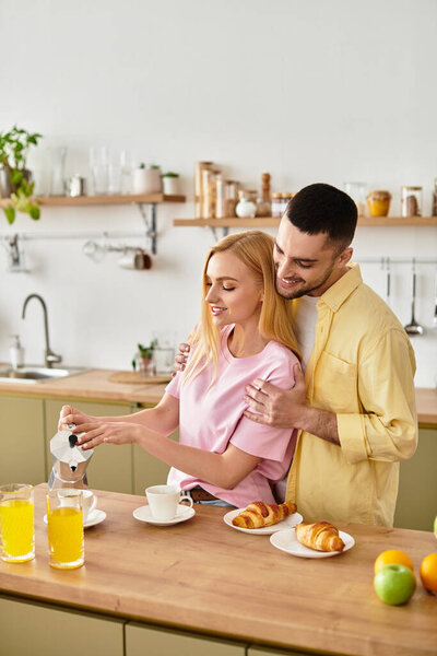 Пара радостно готовит завтрак вместе на яркой, веселой кухне.