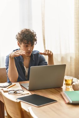 Genç adam, teknolojiyle başkalarıyla sıcak bir ortamda iletişim kurarken coşkusunu dile getiriyor..