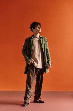 Yakışıklı genç adam modern bir ortama güvenerek modaya ayak uyduruyor..