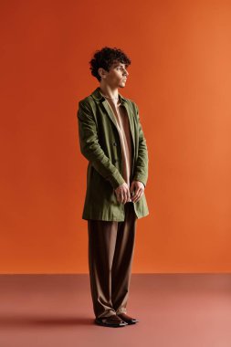 Genç adam sanatsal çevreye karşı modaya uygun bir kıyafetle gösteriş yapıyor..