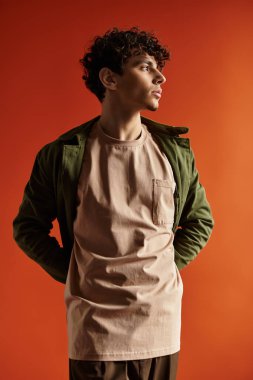 Şık genç adam kendine güvenerek modaya uygun bir kıyafet sergiliyor..