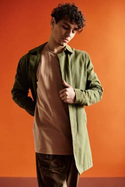 Genç bir adam kendine güveni tam bir modaya uygun, turuncu bir geçmişi var, büyüleyici..