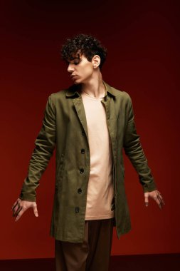 Yakışıklı genç adam zarif bir duruş ve çarpıcı renklerle eşsiz moda anlayışını sergiliyor..