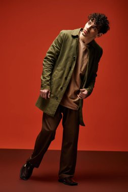 Yakışıklı genç adam dikkat çekici bir ortamda şık bir görünüm sergilerken kendine güveniyor.