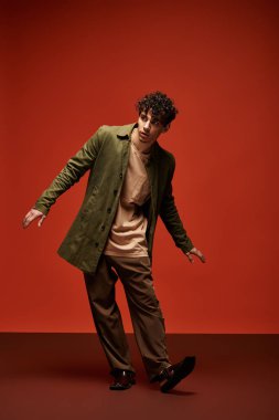 Moda kıyafetli yakışıklı adam kendine has tarzını canlı renklerde sergiliyor..