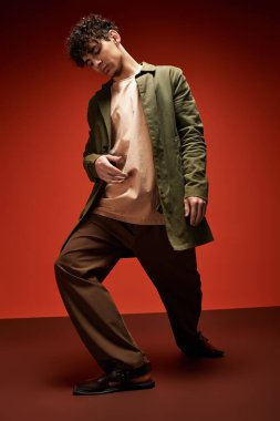 Yakışıklı genç adam kendine güvenerek şık bir kıyafet giyiyor, karizma ve yetenek yayıyor..