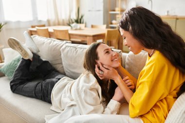 İki kadın evlerinde sevgi ve sıcaklıkla çevrili rahat bir kanepede sevgi dolu anlar yaşıyor..