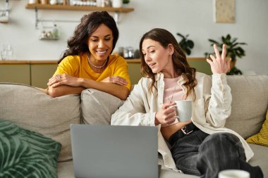 İki kadın sıcak ve keyifli bir sohbeti sıcak oturma odalarında dinlenirken paylaşıyor..