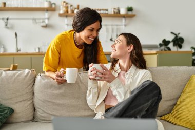 İki kadın kahvenin ve sıcak, sevgi dolu bir sohbetin tadını çıkarıyor..