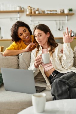 İki kadın evlerinde rahat bir anın tadını çıkarırken birbirlerine eşlik etmekten zevk alırlar..