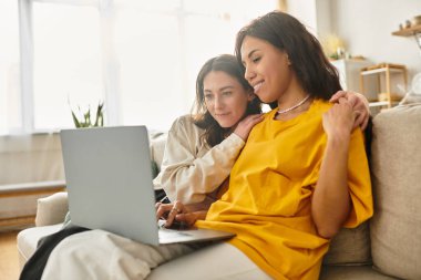 İki kadın birlikte romantik bir öğleden sonranın keyfini çıkarıyorlar, bir dizüstü bilgisayar kullanarak gülüşmeler ve kahkahalar atıyorlar..