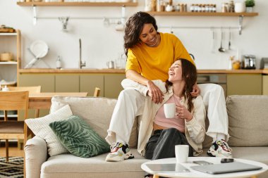 İki kadın evlerinde sıcacık bir anın tadını çıkarırken gülümsemeyi ve sıcaklığı paylaşıyor..