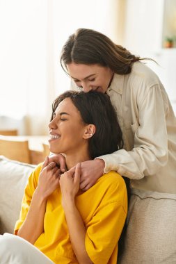 İki kadın evde neşe ve şefkat paylaşıyor, sıcak ve sevgi dolu bir atmosfer yaratıyorlar..