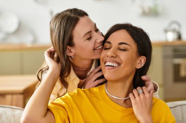 Sevgi ve mutluluklarını kucaklayan iki kadın güzel evlerinde kahkaha ve şefkat paylaşıyor..