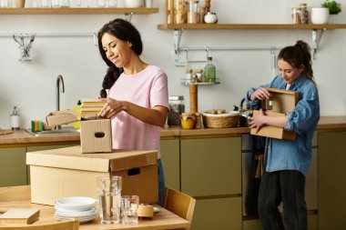 İki kadın birlikte sıcak ve davetkar bir ev kurarken kutuları açmaktan hoşlanırlar..