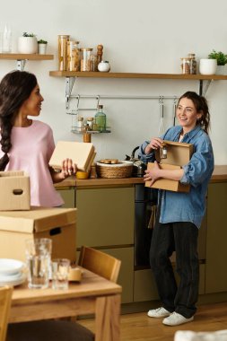İki kadın yeni evlerini açarken aşk ve kahkaha hisseder..