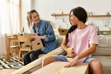 Sevgi dolu bir çift, canlı bir mekanda eşyalarını yerleştirirken birbirlerine eşlik etmekten zevk alırlar..