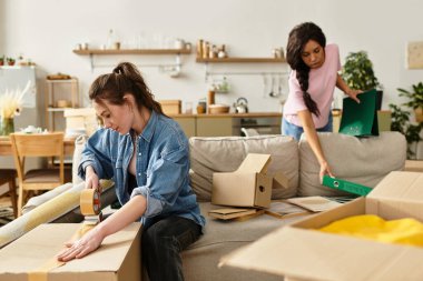 İki kadın yeni yaşam alanlarını neşeyle düzenliyor. Evlerinde sevgi ve kahkahalarla dolu..