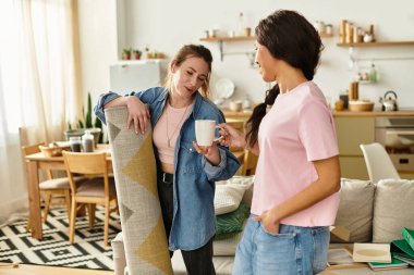 İki kadın sıcak yaşam alanlarını sevgi ve sıcaklıkla dekore ederken tatlı bir bağın tadını çıkarırlar..